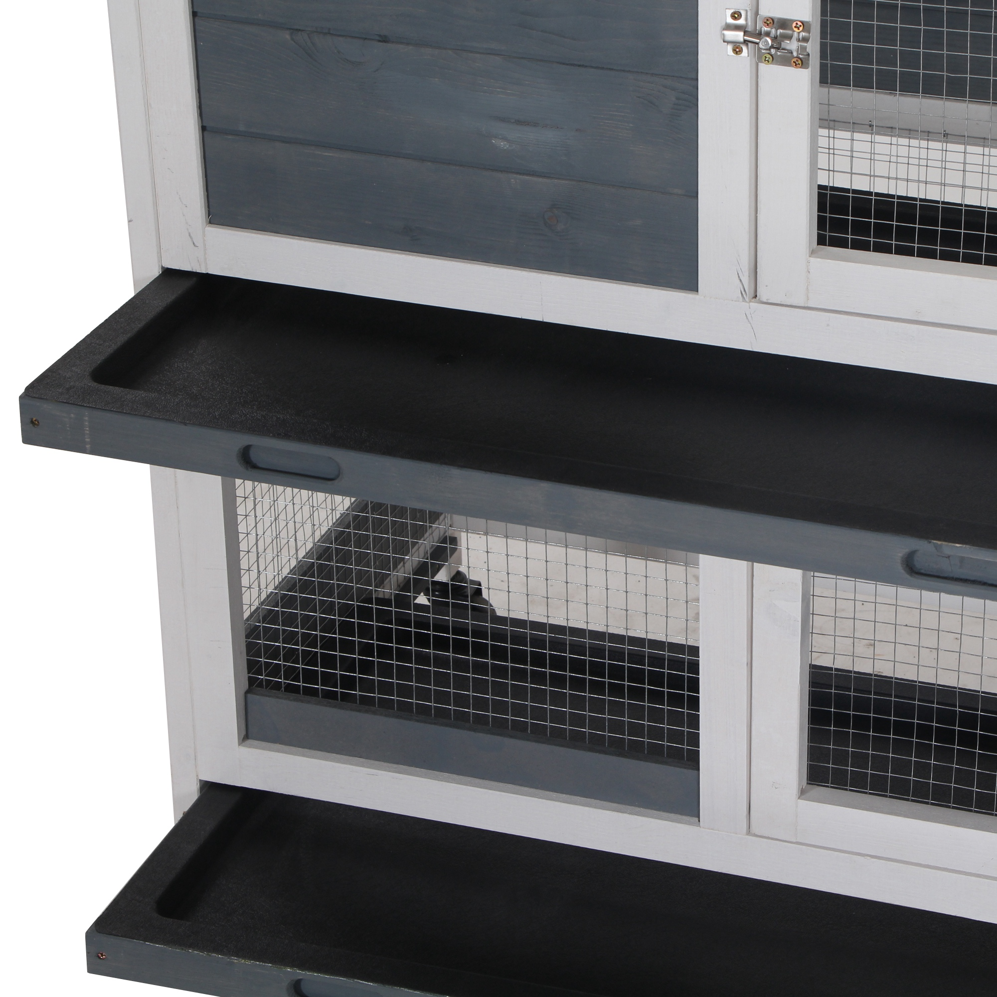 Conejera de madera blanca y gris con malla metálica y bandejas negras extraíbles.