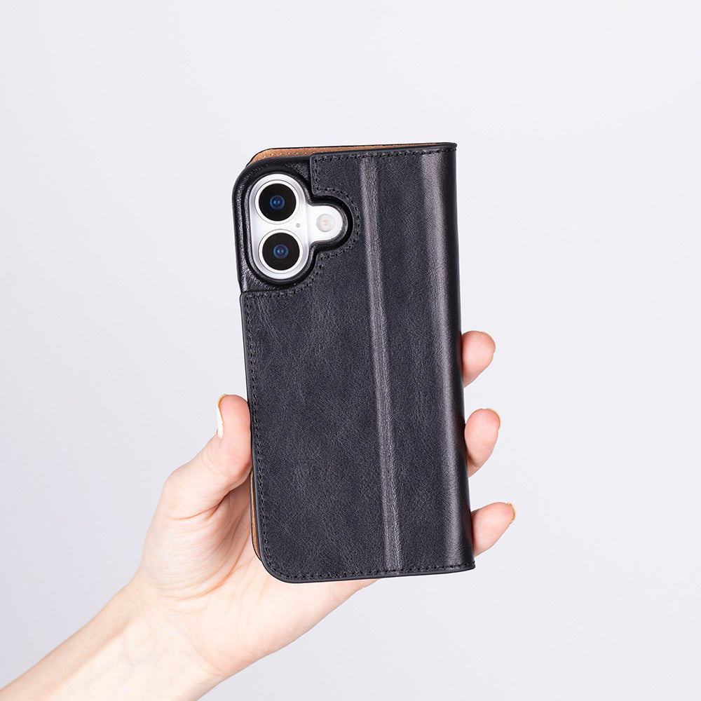 Bir el, kamera oyuntulu siyah deri telefon kılıfı tutuyor.