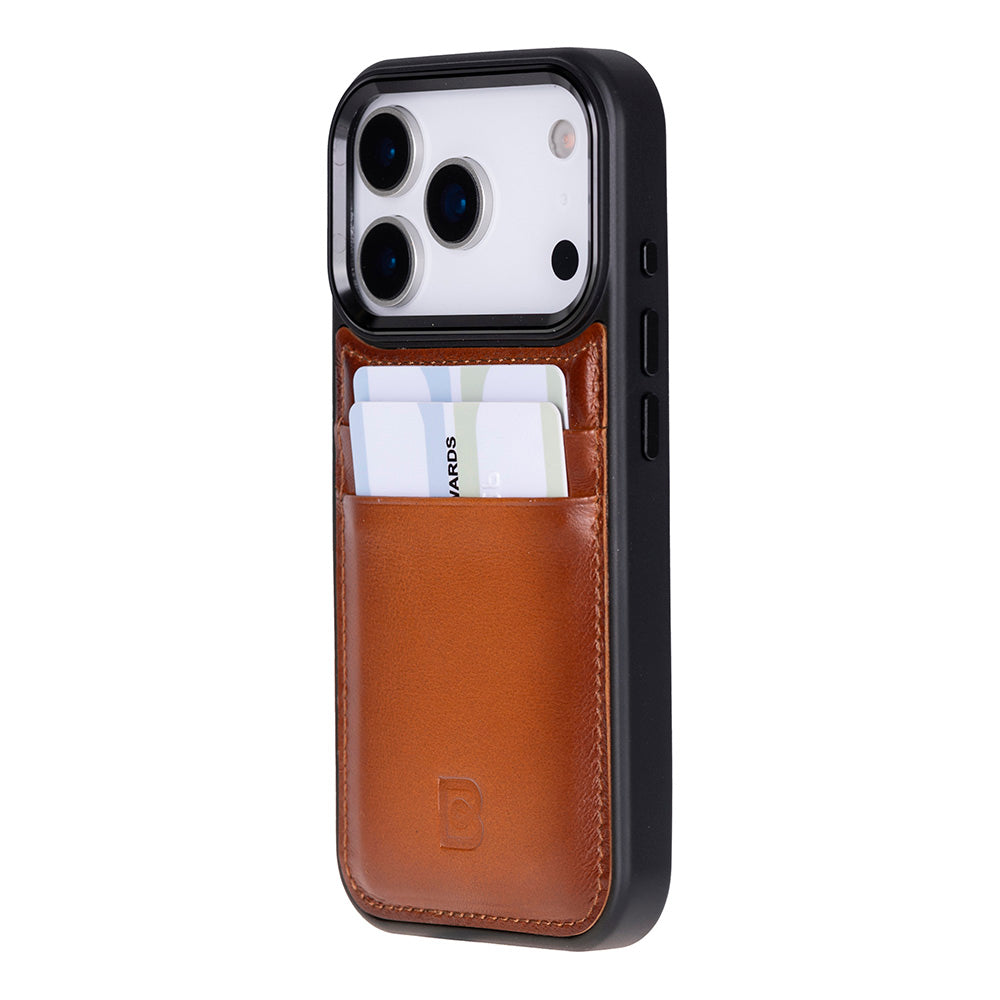 Üç kartlı, kahverengi deri kartlıkli siyah iPhone kılıfı.