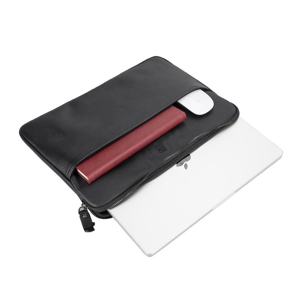 Laptop, fare ve kitap bulunan siyah laptop kılıfı.