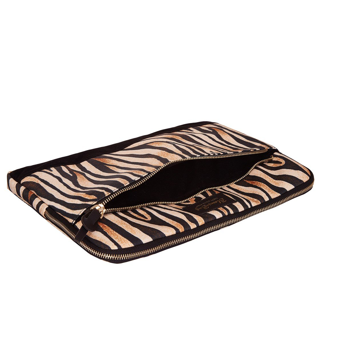 Beyaz arka plan üzerinde altın fermuarlı, açık zebra desenli clutch çanta.