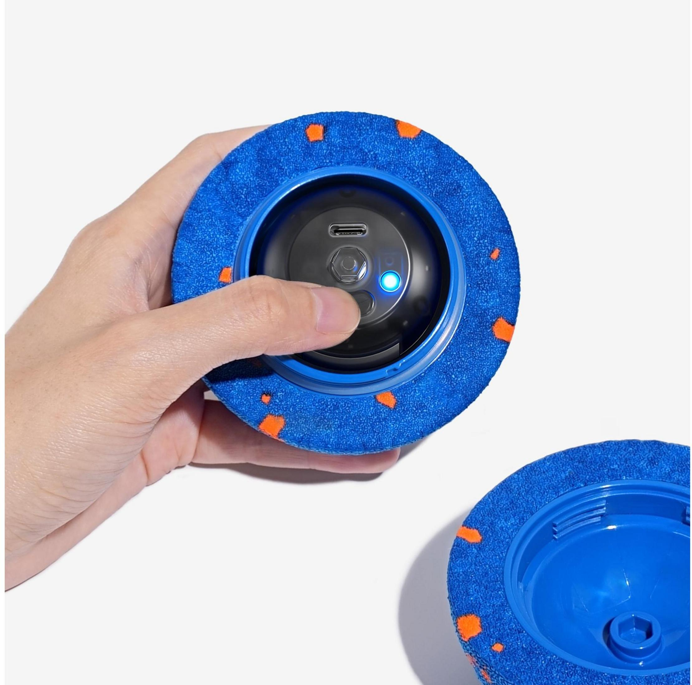 Mano preme rullo pulitore blu a pois arancioni, porta USB-C.