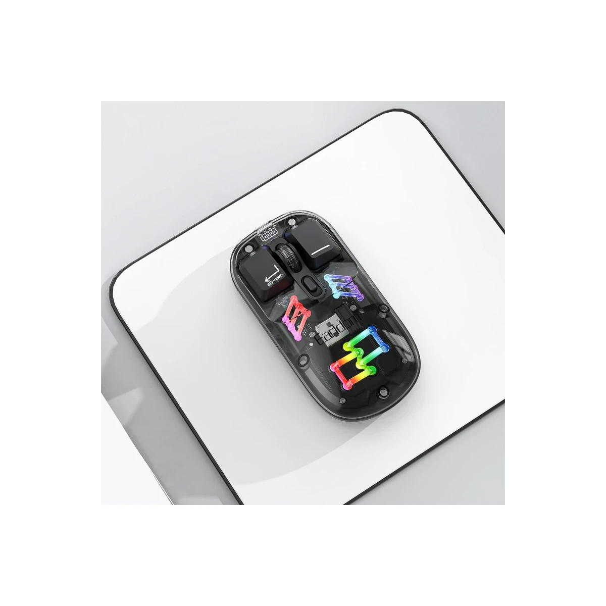 Beyaz bir mouse pad üzerinde RGB aydınlatmalı şeffaf oyuncu faresi.