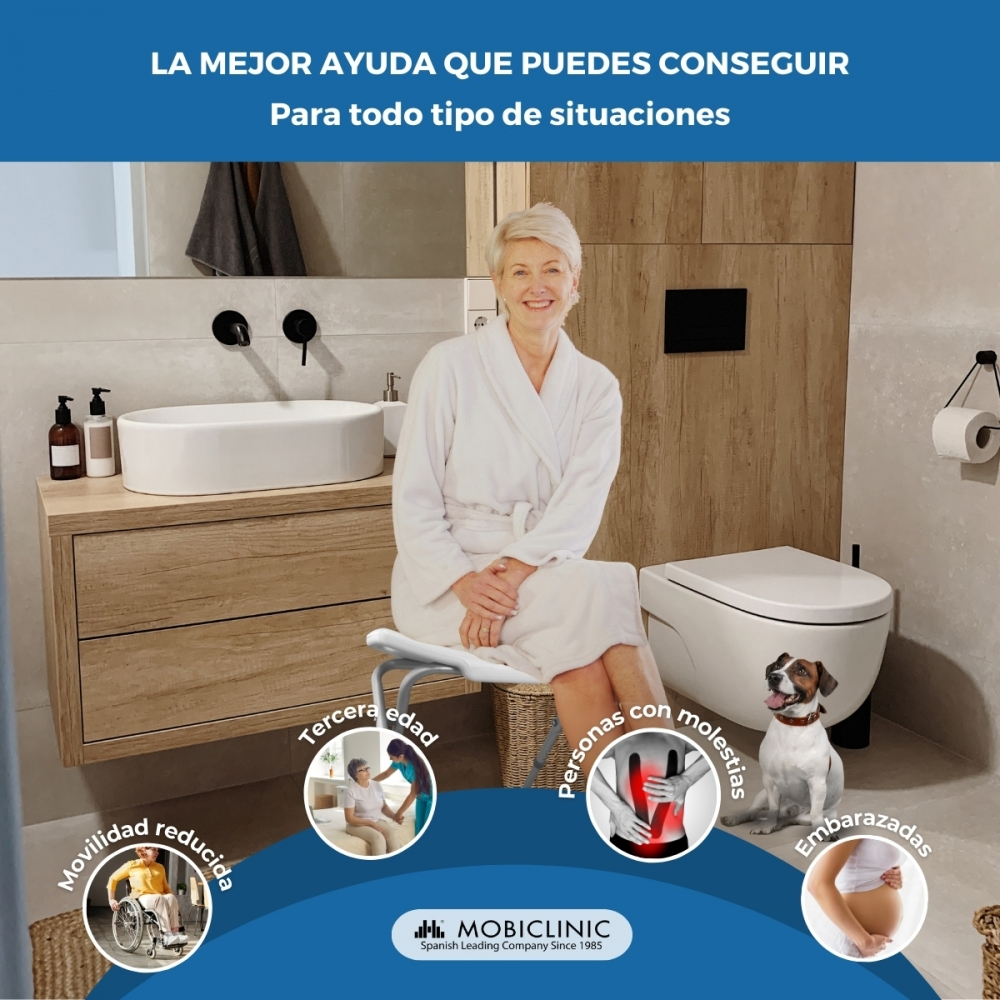 Mujer mayor con bata sentada en taburete, con perro y WC cerca.