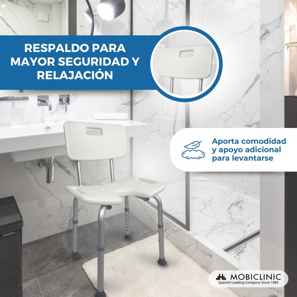 Una silla de ducha blanca con respaldo está en un baño moderno junto a un lavabo.