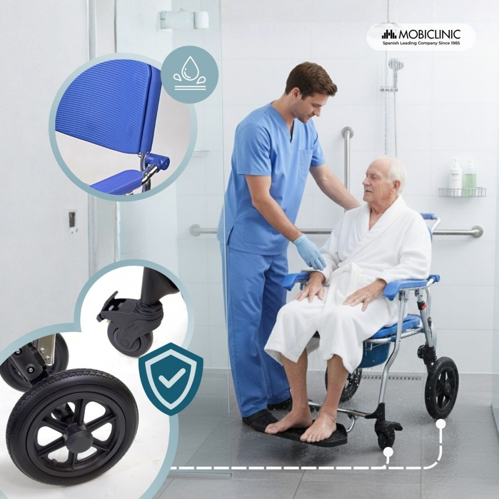Un cuidador ayuda a un anciano en silla de ruedas en la ducha. Primeros planos de la silla de ruedas.