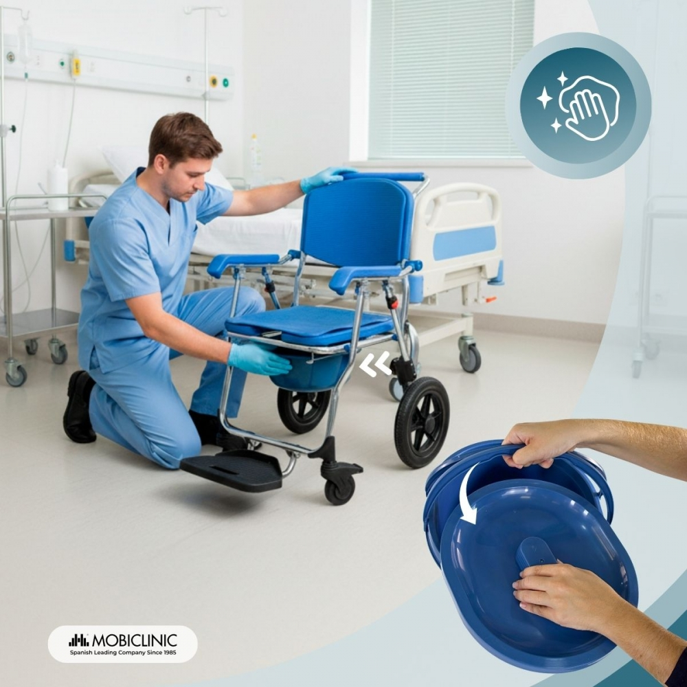 Un cuidador ajusta una silla de inodoro azul en una habitación de hospital.