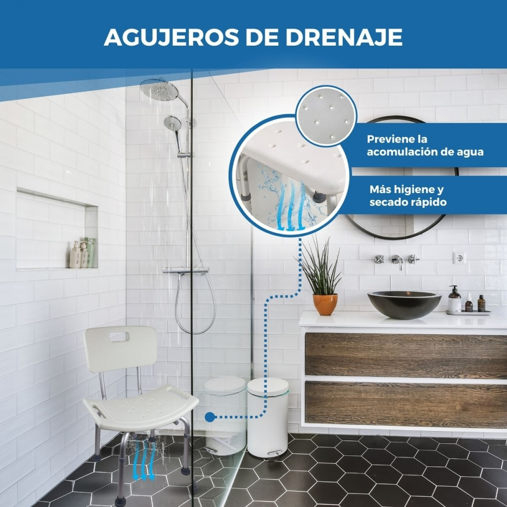 Una silla de ducha con orificios de drenaje en un baño, frente a un tocador.