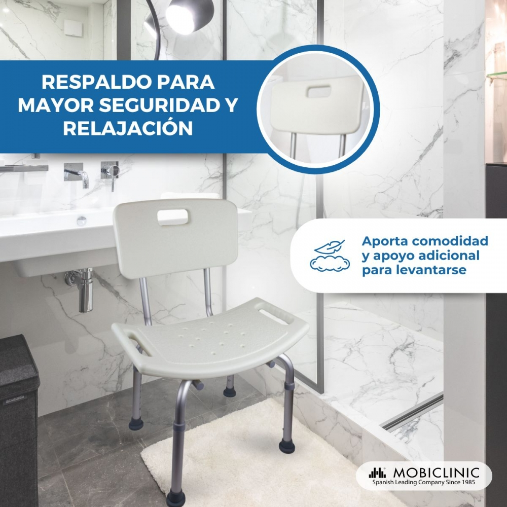 Silla de ducha blanca con respaldo sobre alfombra de baño.