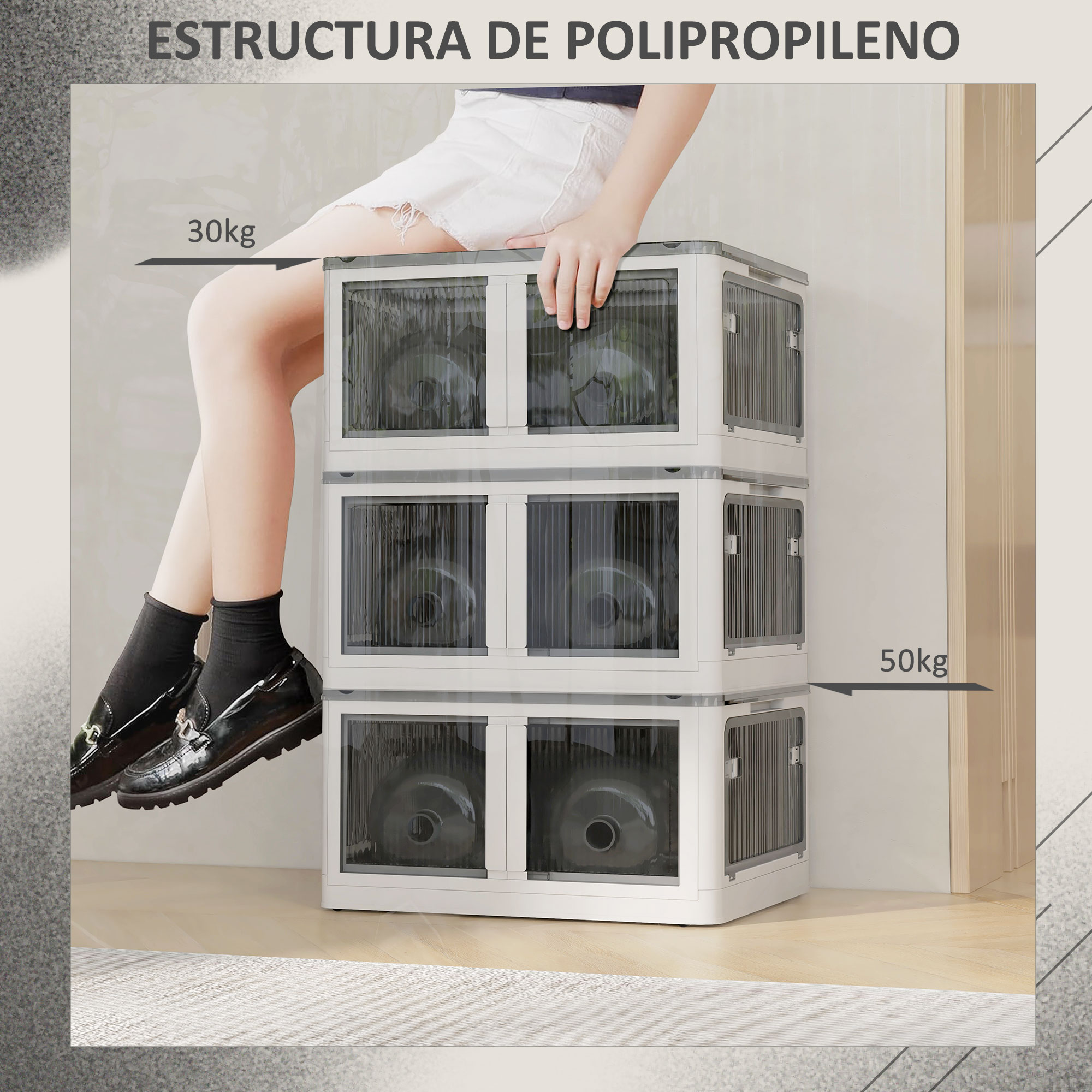 Una persona se sienta sobre tres cajas blancas apiladas con puertas transparentes.