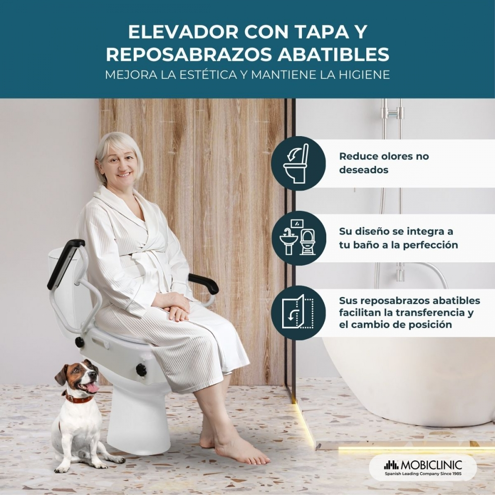 Una mujer mayor sentada en un inodoro con reposabrazos, un perro a su lado.