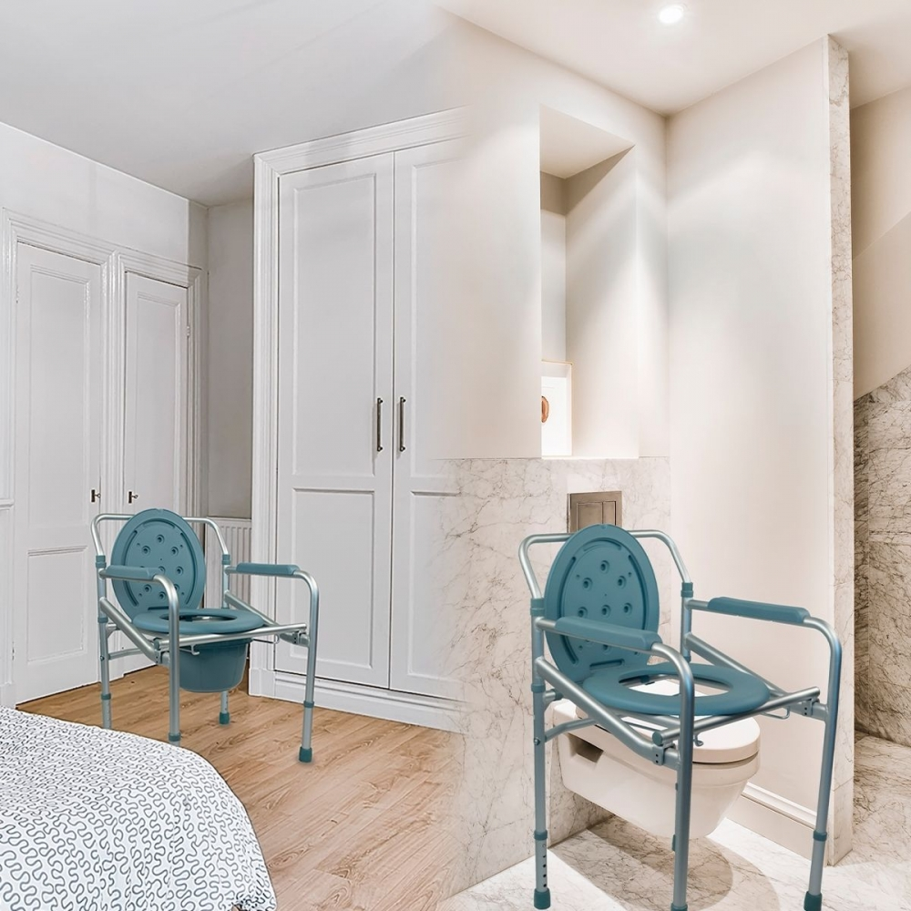 Dos sillas inodoro azules en un dormitorio y baño.