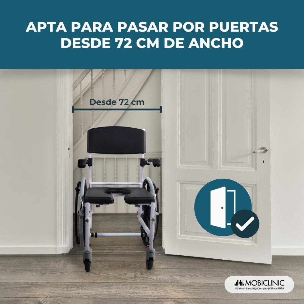 Una silla de ducha con ruedas en una puerta de 72 cm de ancho.