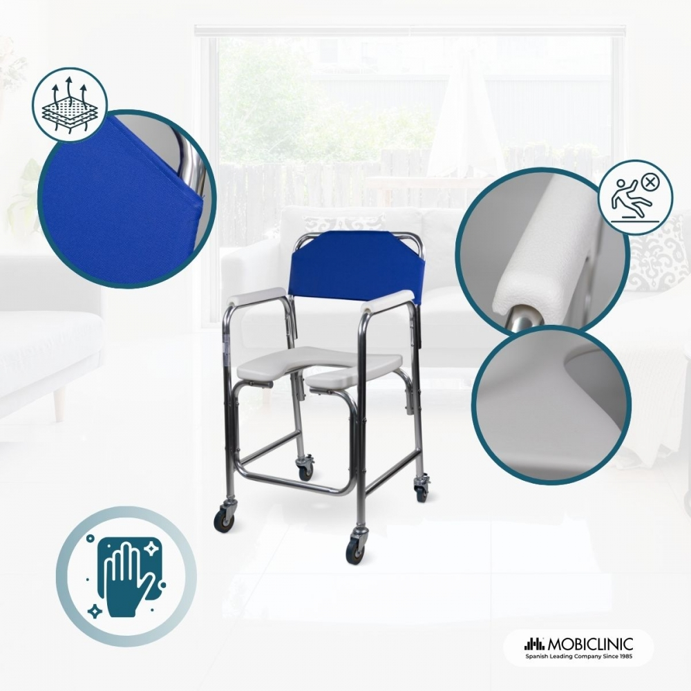 Silla de ducha con respaldo azul y asiento gris sobre ruedas en sala.