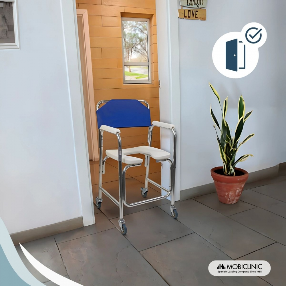 Una silla de ducha con respaldo azul está en un pasillo.