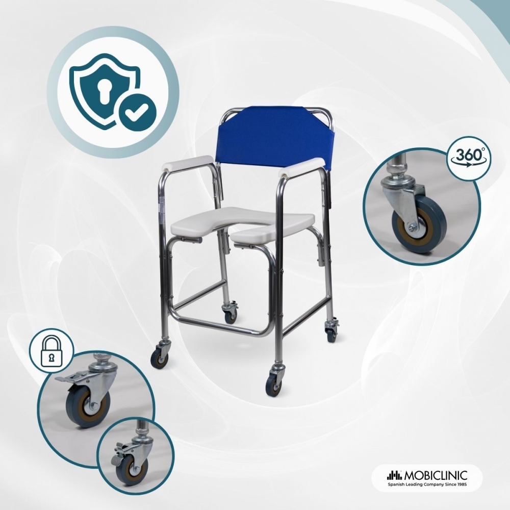 Silla de ducha con asiento blanco, respaldo azul y ruedas, con iconos de seguridad.