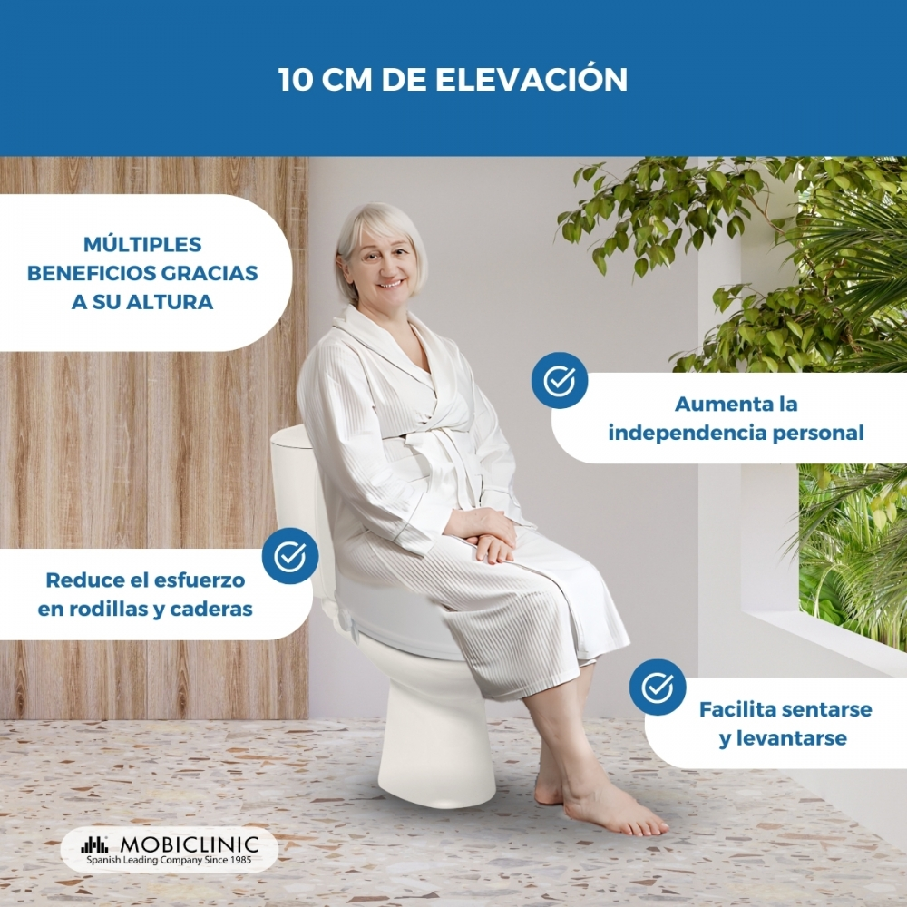 Una mujer mayor se sienta en un inodoro elevado. Lleva una bata.