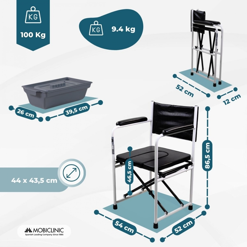 Silla de ducha con reposabrazos y dimensiones, al lado un recipiente gris y una silla plegada.