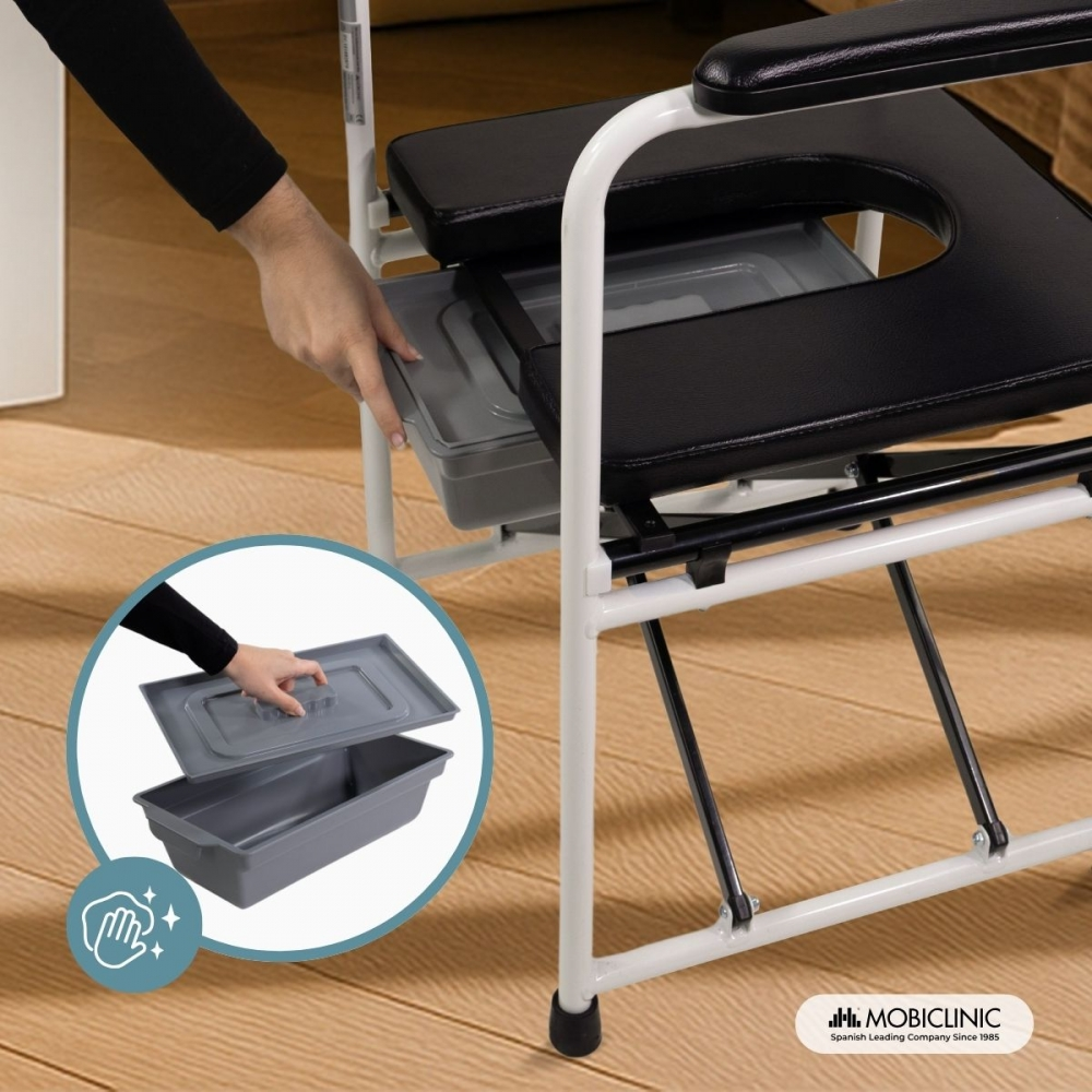 Una mano extrae un cajón gris de debajo de una silla de inodoro.