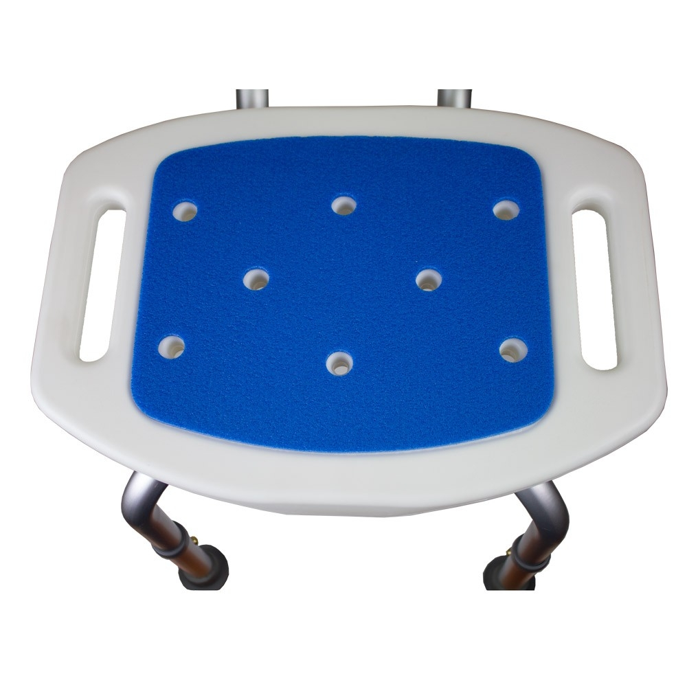 Silla de ducha blanca con asiento acolchado azul y patas plateadas.