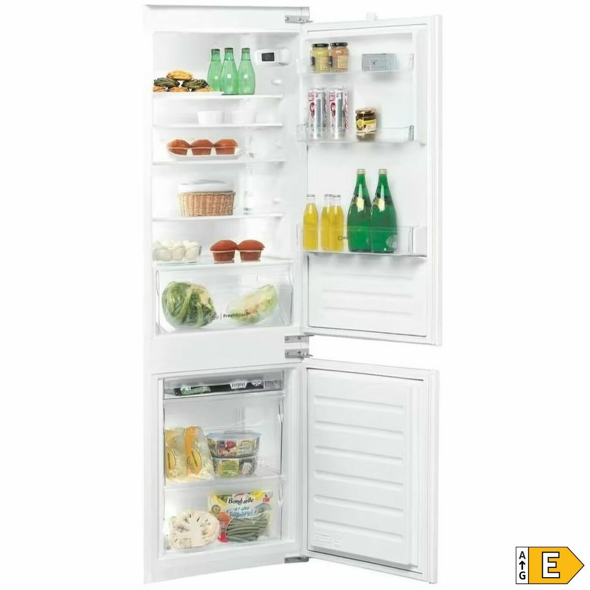 Un refrigerador blanco abierto con alimentos en varios estantes.