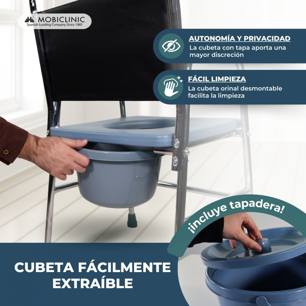 Un hombre saca un cubo de una silla inodoro. La silla tiene un asiento gris y un cubo gris.