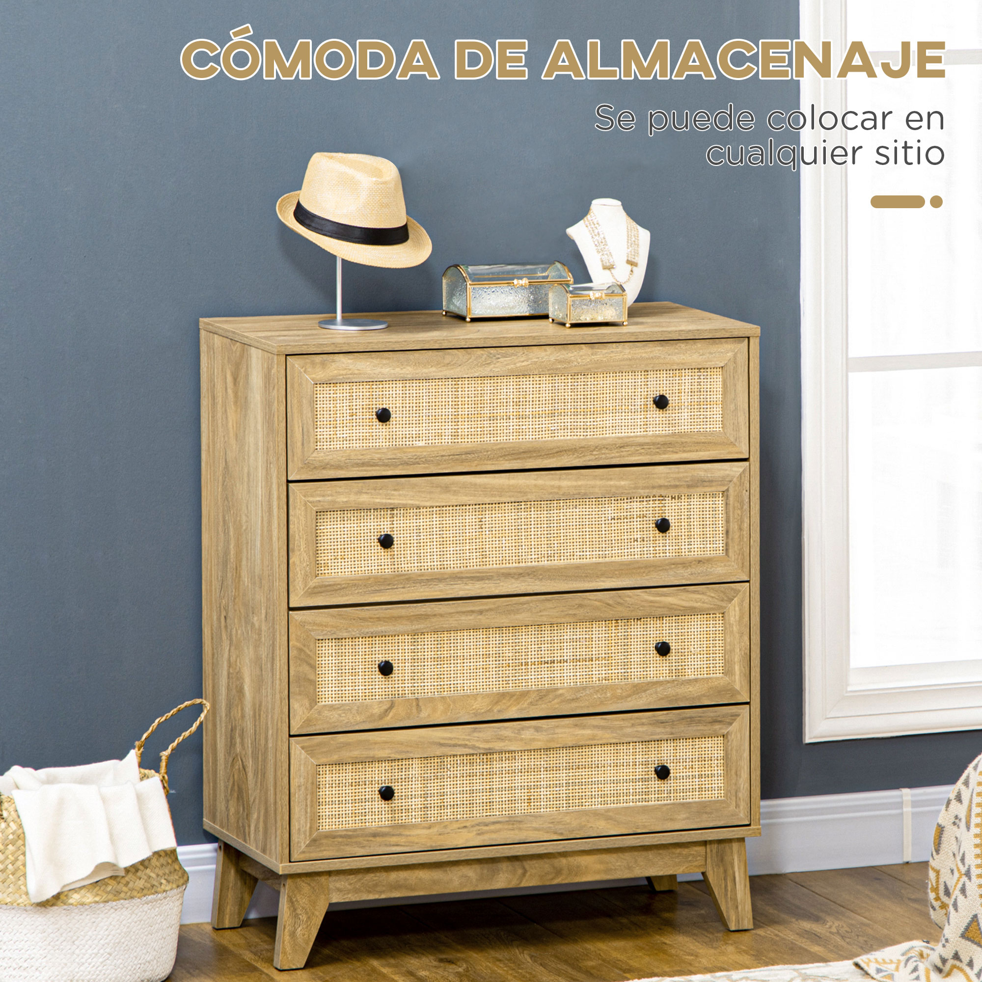 Cómoda de madera con frentes de ratán, sombrero, joyas y cestas.