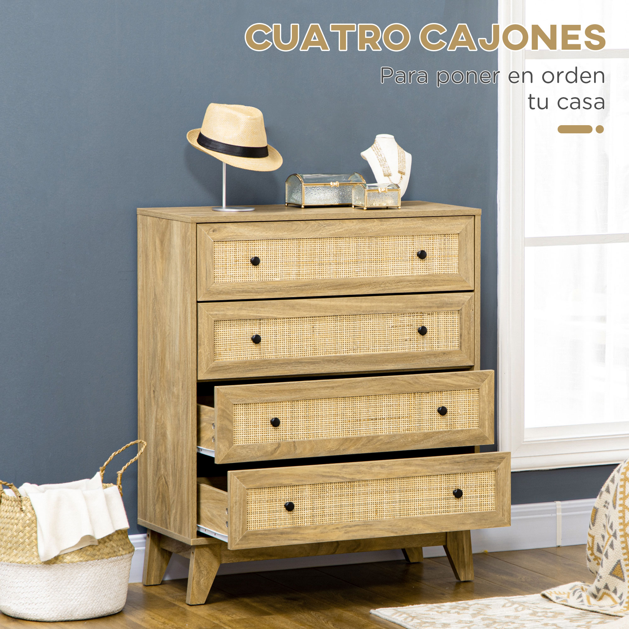 Cómoda de madera con cuatro cajones de ratán junto a una ventana.