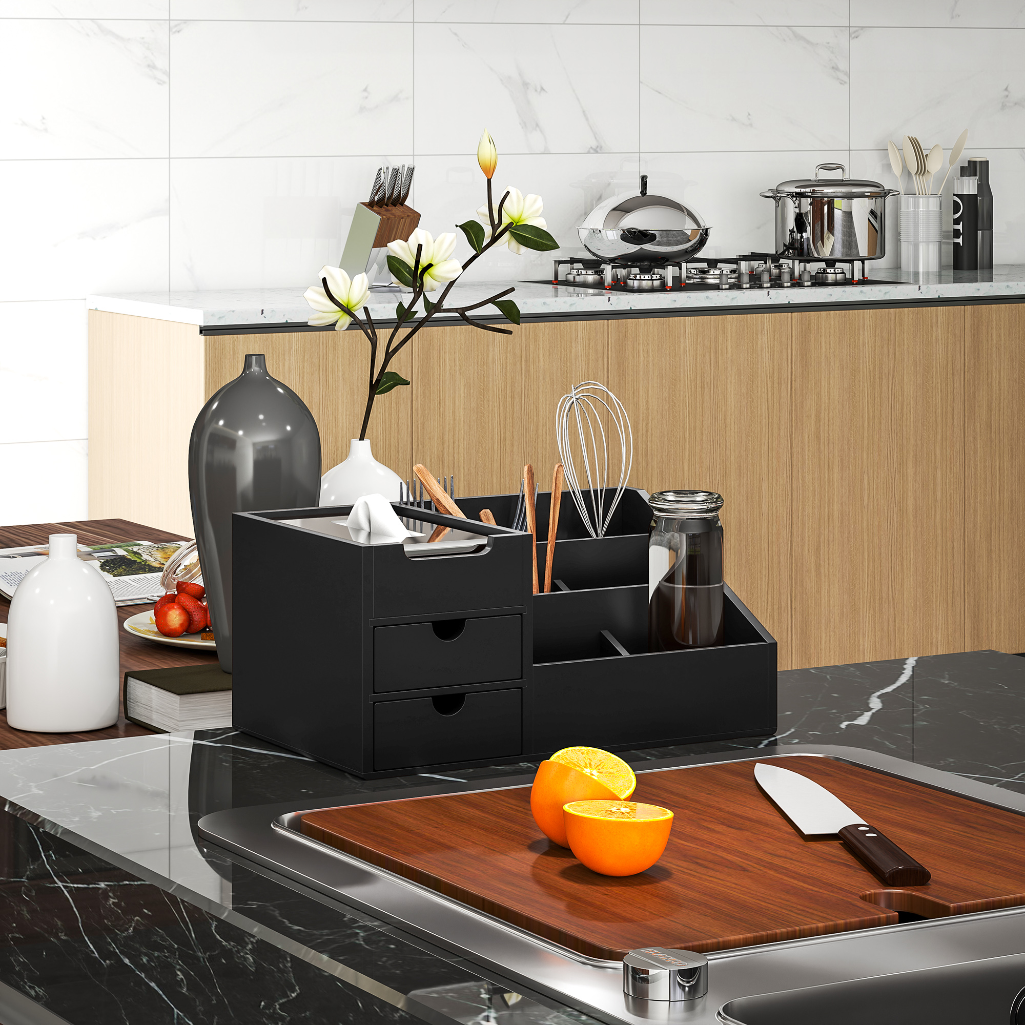 Organizador de utensilios de cocina con fruta y cuchillo en tabla.