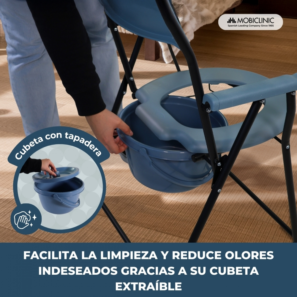 Un orinal plegable azul con cubo extraíble. Persona quitando el cubo.