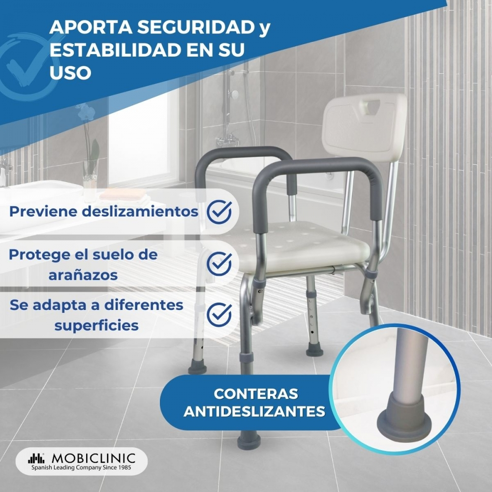 Una silla de ducha con reposabrazos y respaldo está en el baño.