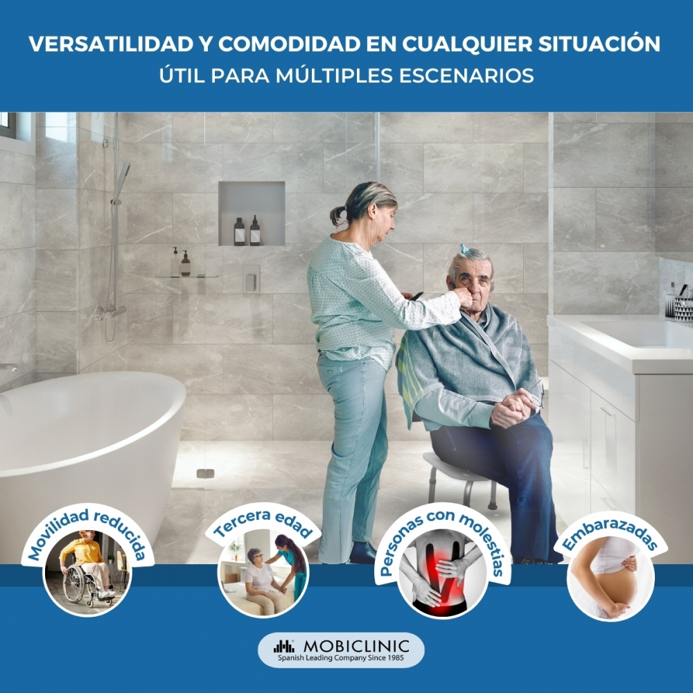 Mujer mayor ayuda a hombre mayor en baño, sentado en silla.