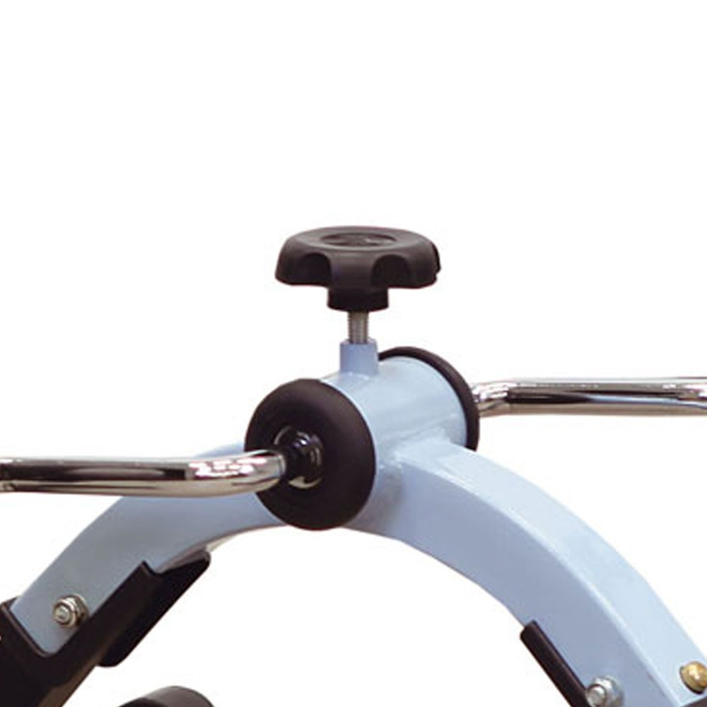 Primer plano del marco de una bicicleta de ejercicio azul claro con pedales plateados y pomo negro.