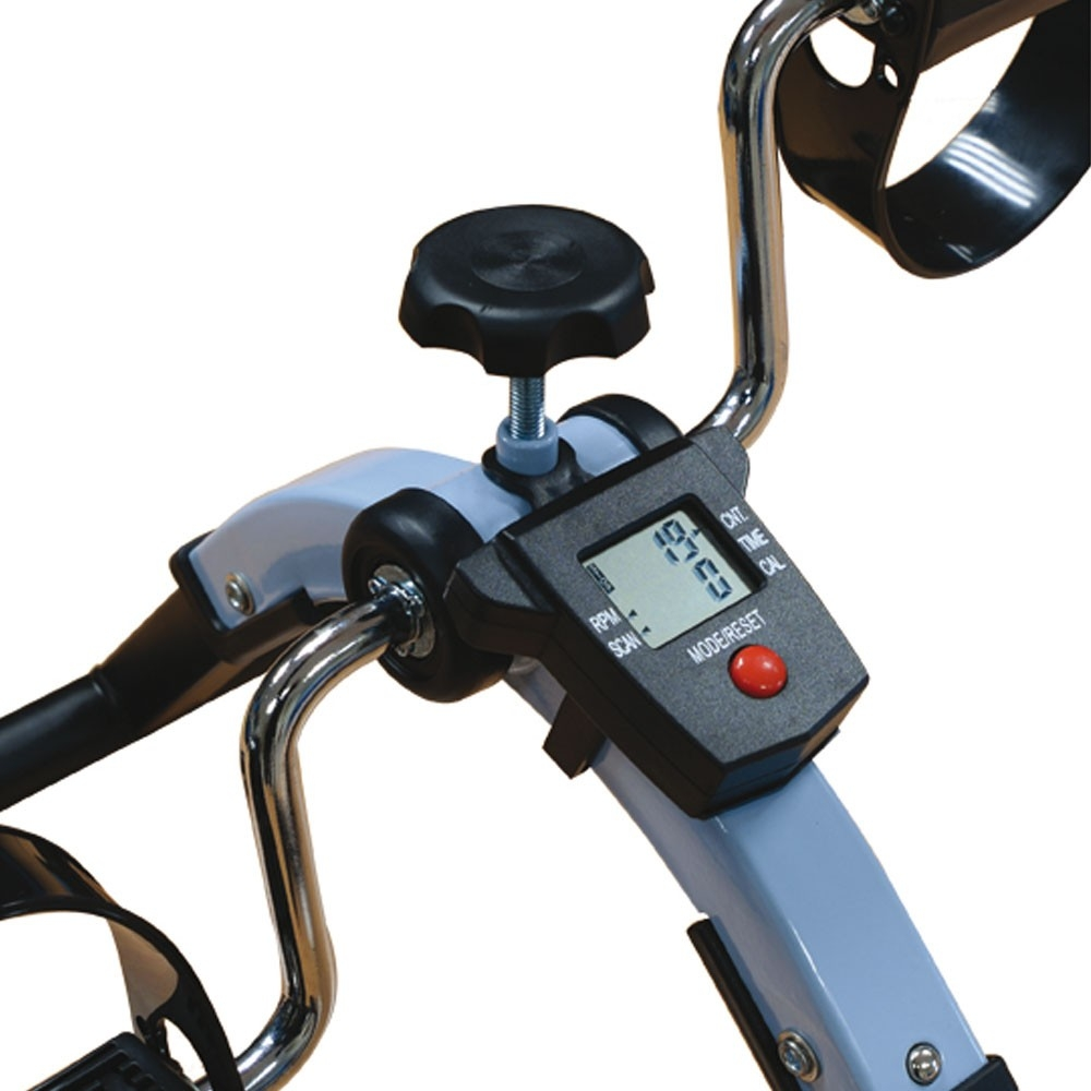 Una pantalla digital en una bicicleta estática muestra datos del entrenamiento.