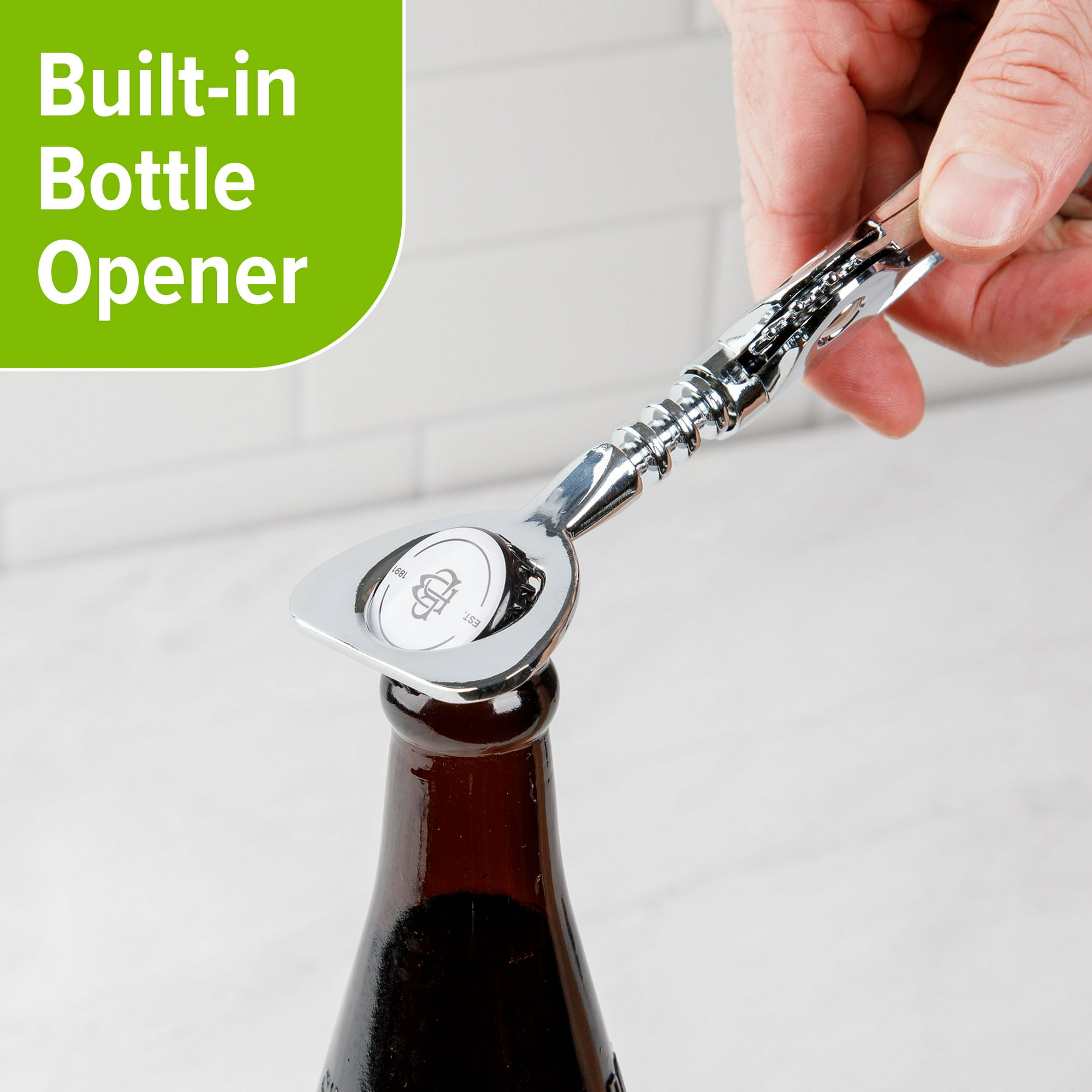 Eine Hand benutzt einen silbernen Flaschenöffner, um eine braune Glasflasche zu öffnen.