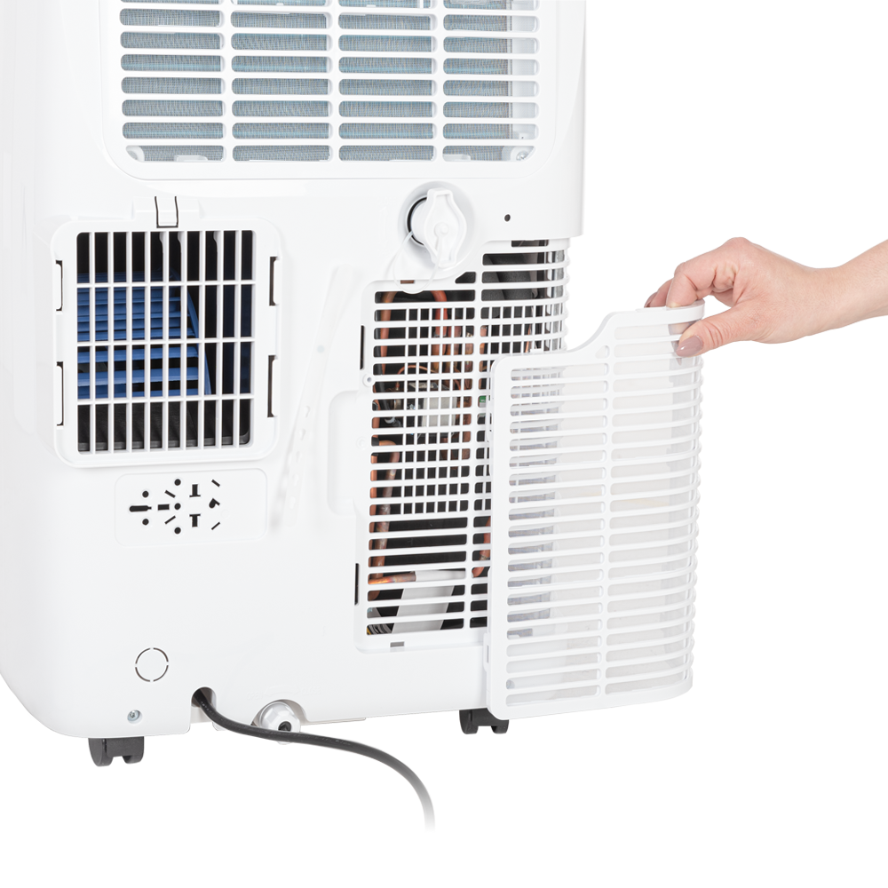 Ręka usuwa biały filtr powietrza z tyłu białej jednostki klimatyzatora.