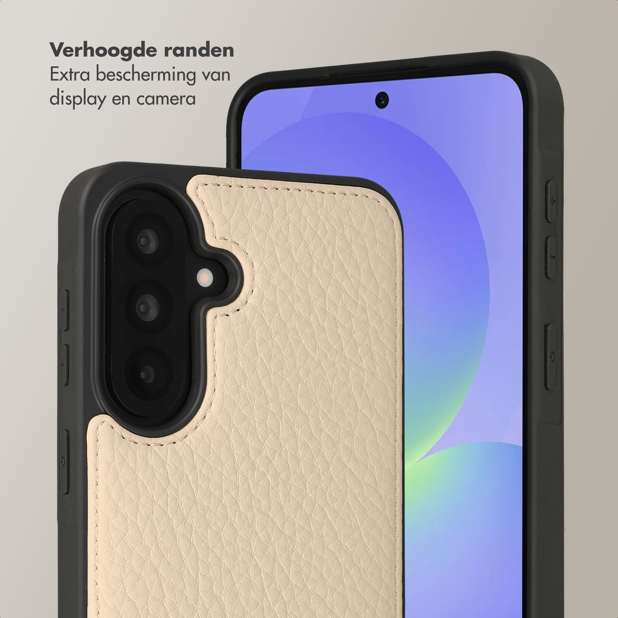 Une coque de téléphone en cuir beige avec découpe caméra à côté d'un smartphone.