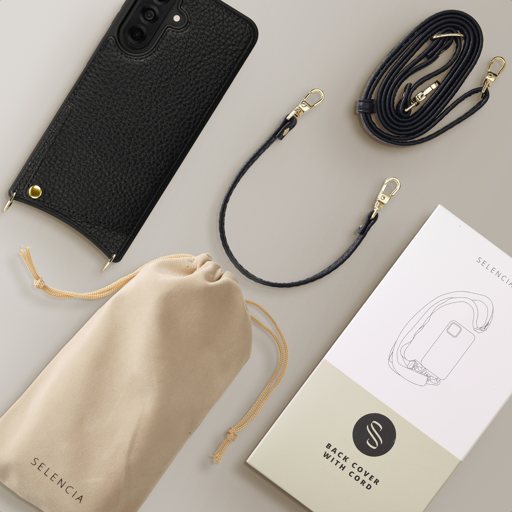 Coque de téléphone noire avec cordon, pochette et emballage.