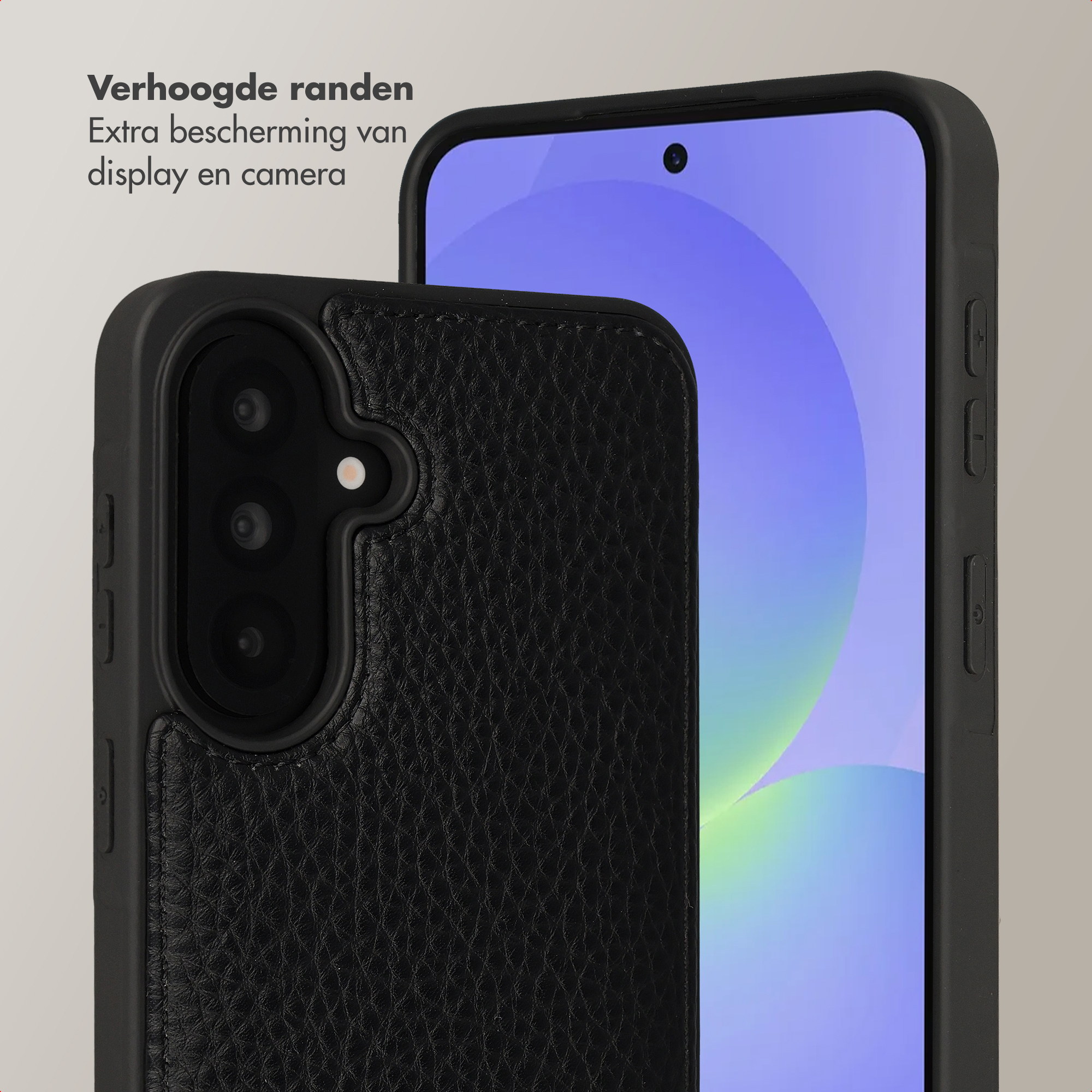 Coque de téléphone noire texturée avec protection caméra et écran ouvert.