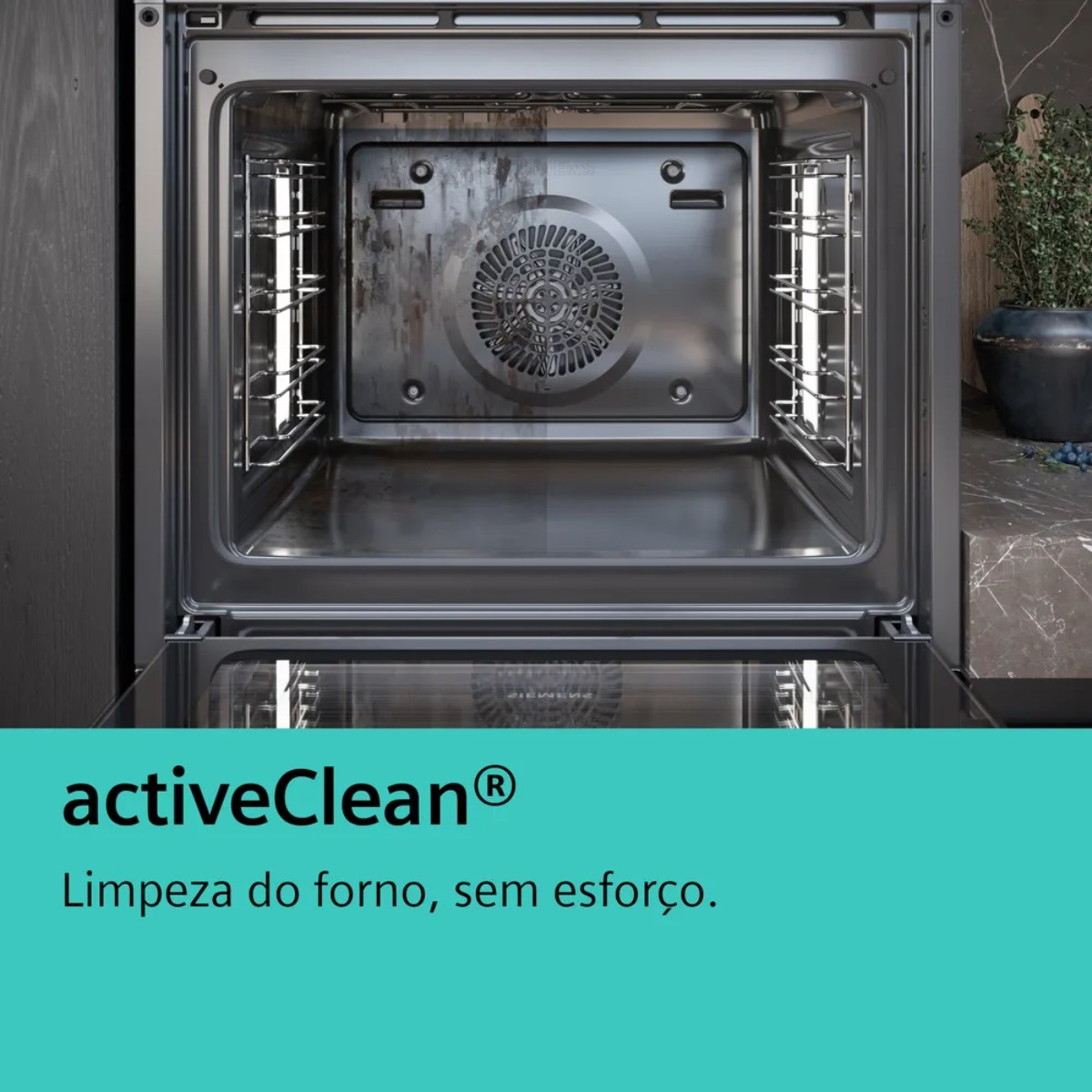 Ein sauberer und schmutziger Ofen nebeneinander. Unten Text: activeClean® Mühelose Ofenreinigung.
