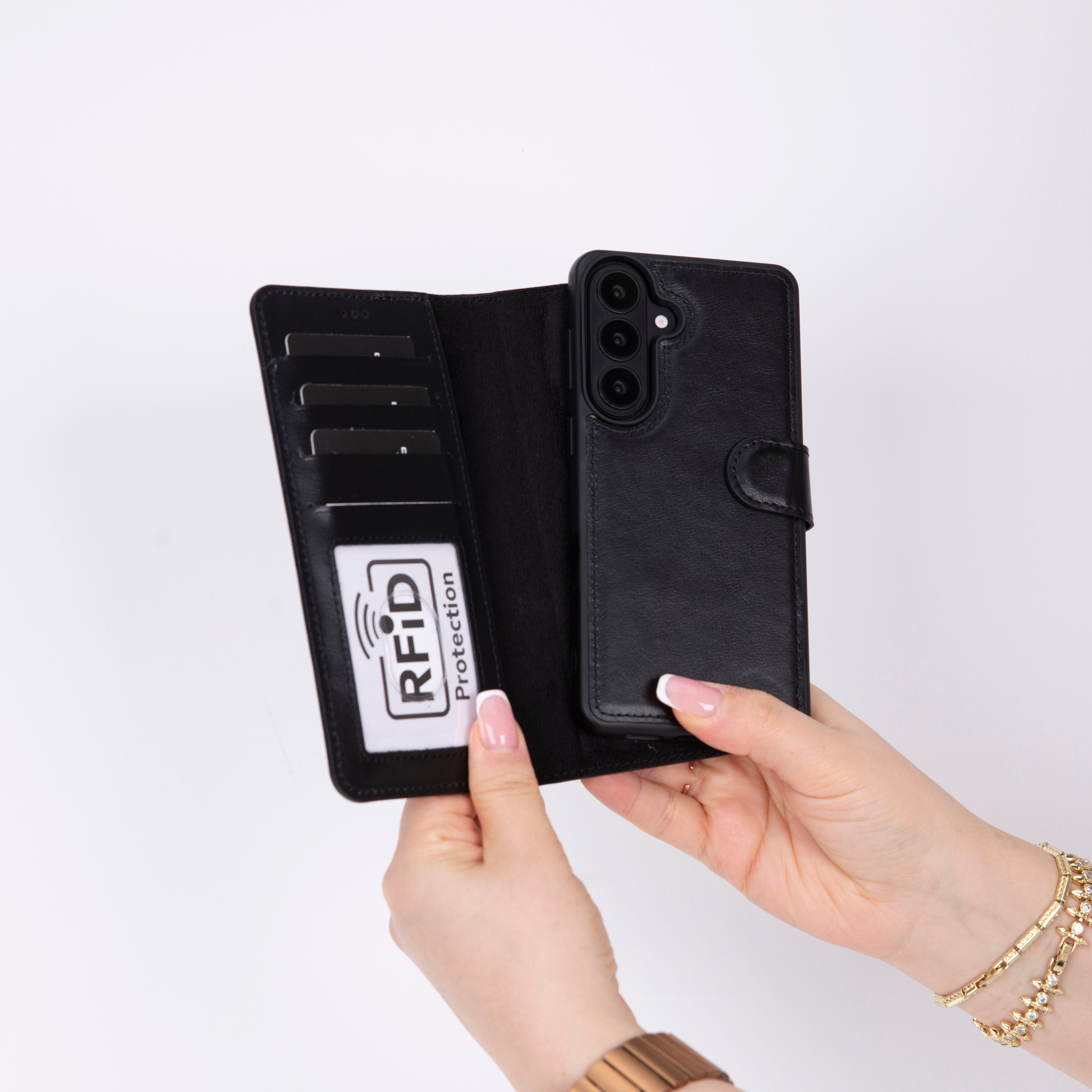 Bir kişi kart yuvalı siyah telefon kılıfı tutuyor. Telefon kılıfın içinde.
