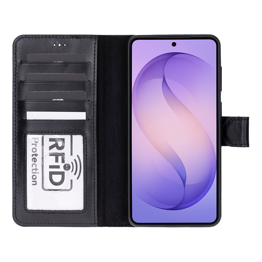 Kart yuvaları ve RFID korumalı siyah telefon kılıfı. Telefon ekranında mor arka plan.