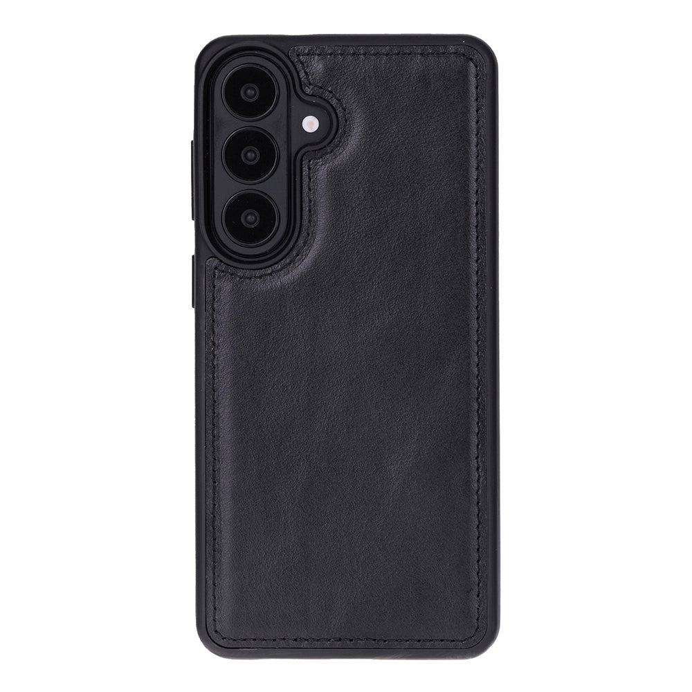 Arkada üç kamera lensi bulunan siyah deri telefon kılıfı.
