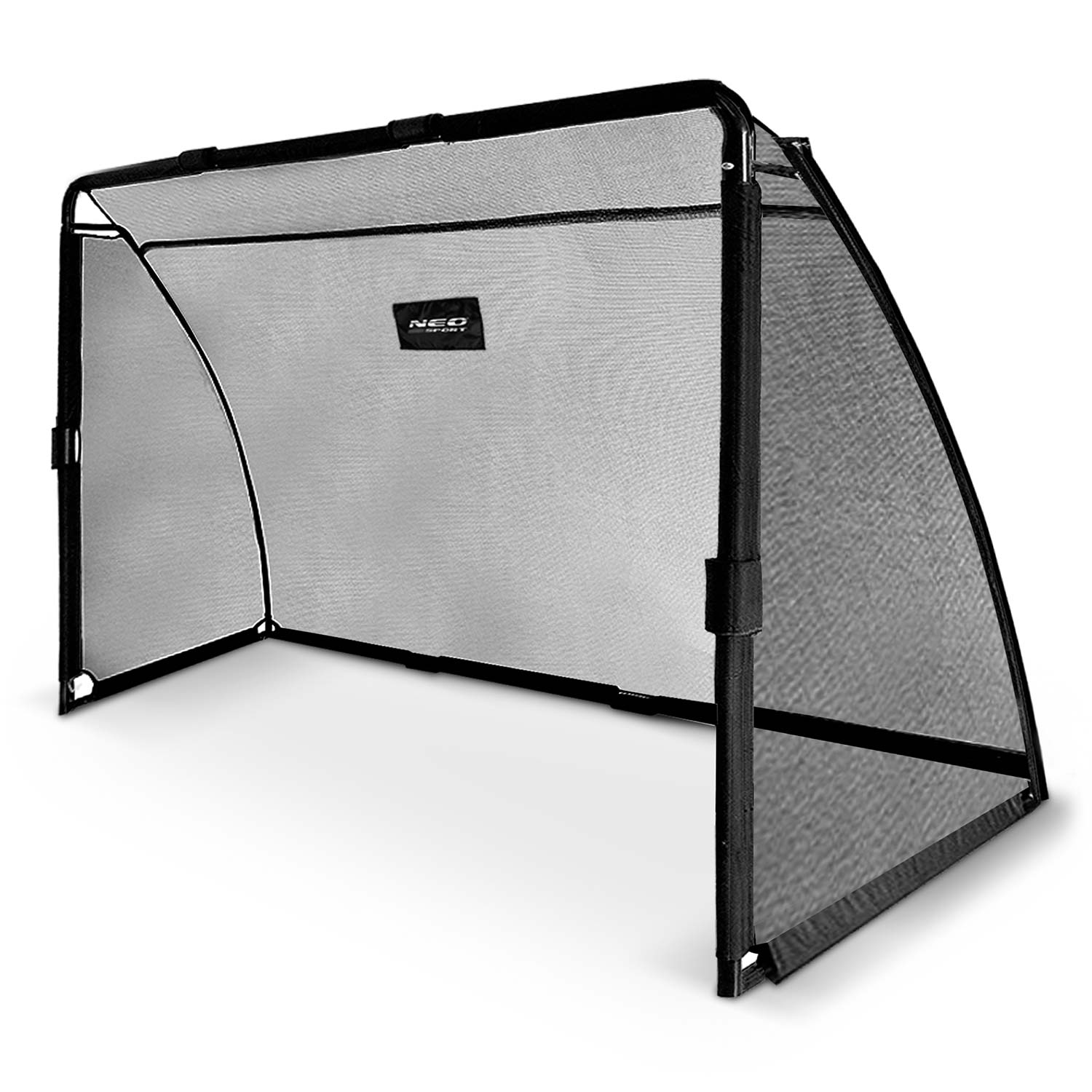 Czarna bramka piłkarska z siatki z metalową ramą, na białym tle.