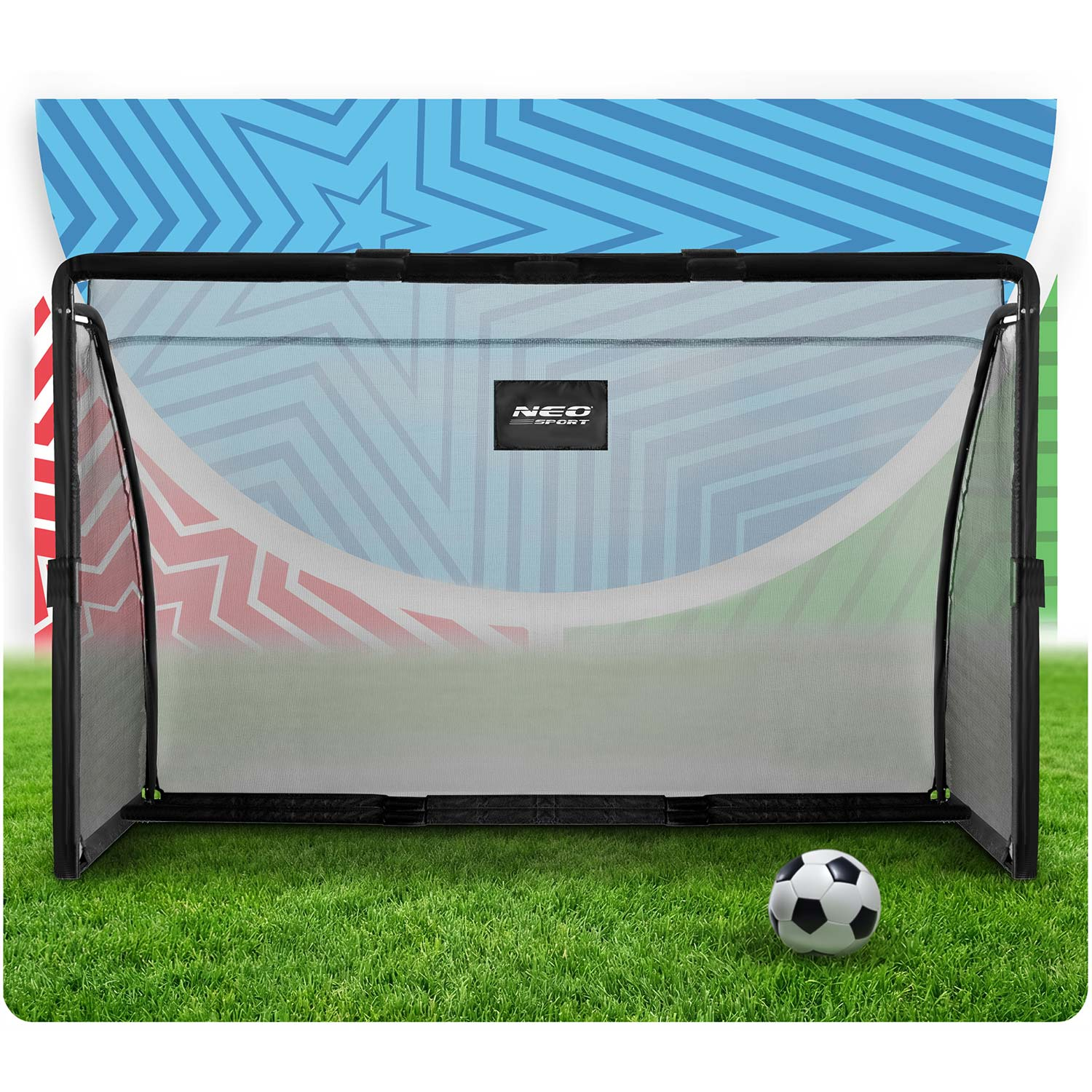 Bramka piłkarska z siatką i piłką na trawie