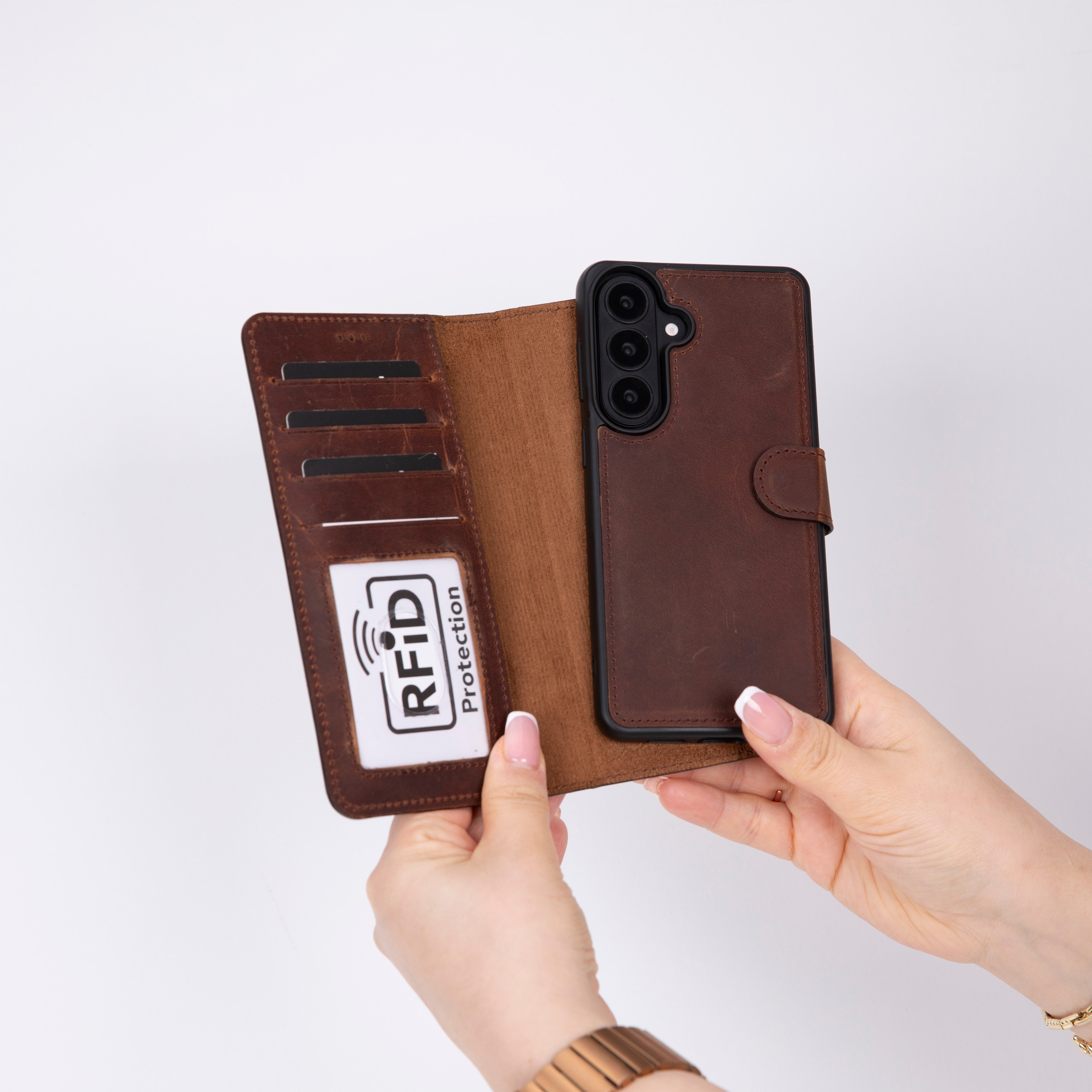 Kart yuvalı ve RFID korumalı kahverengi deri cüzdan kılıfı.
