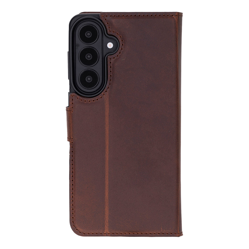 Görünür kamera modülüne sahip kahverengi deri telefon kılıfı.