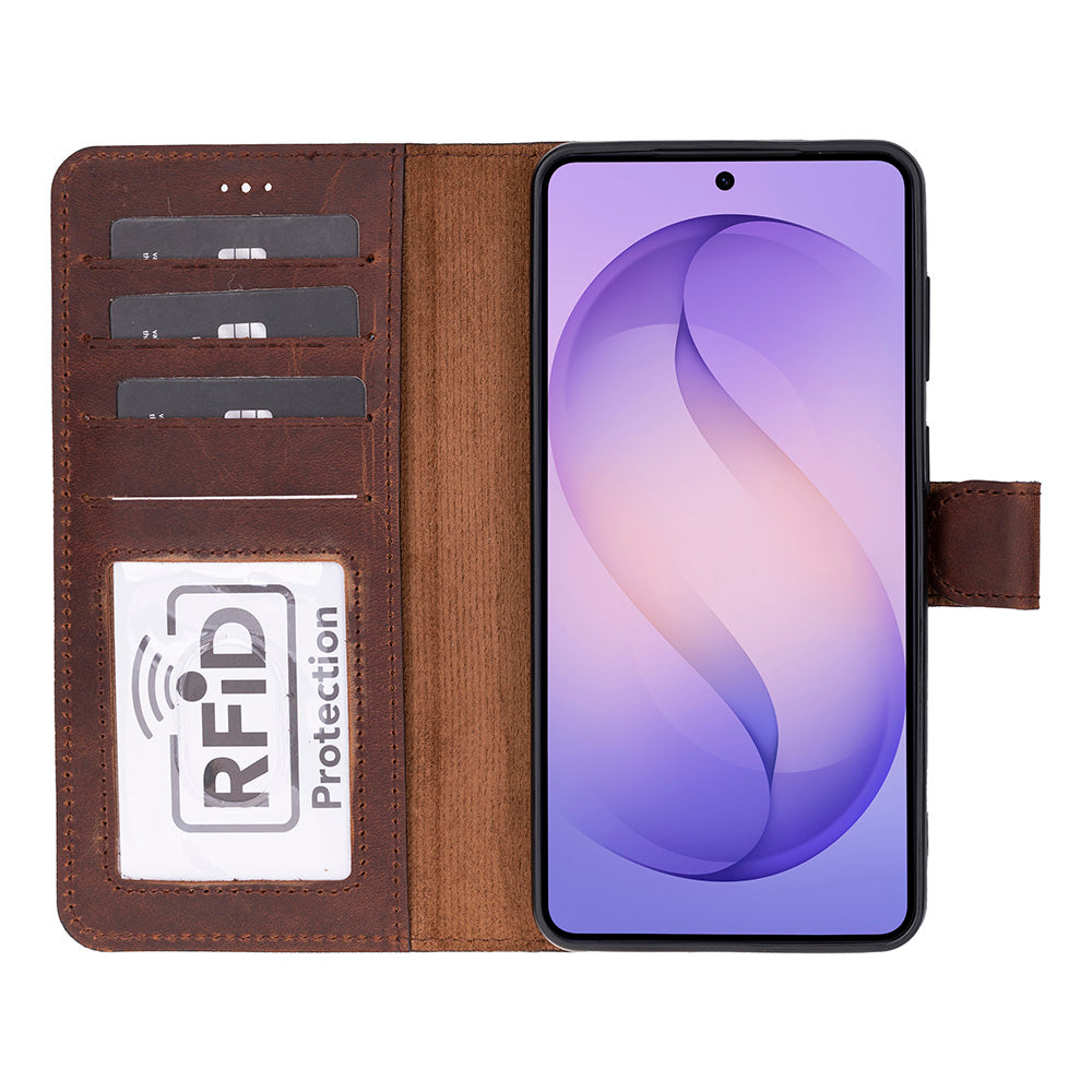 Kart yuvalı kahverengi deri cüzdan kılıf ve mor ekranlı telefon.