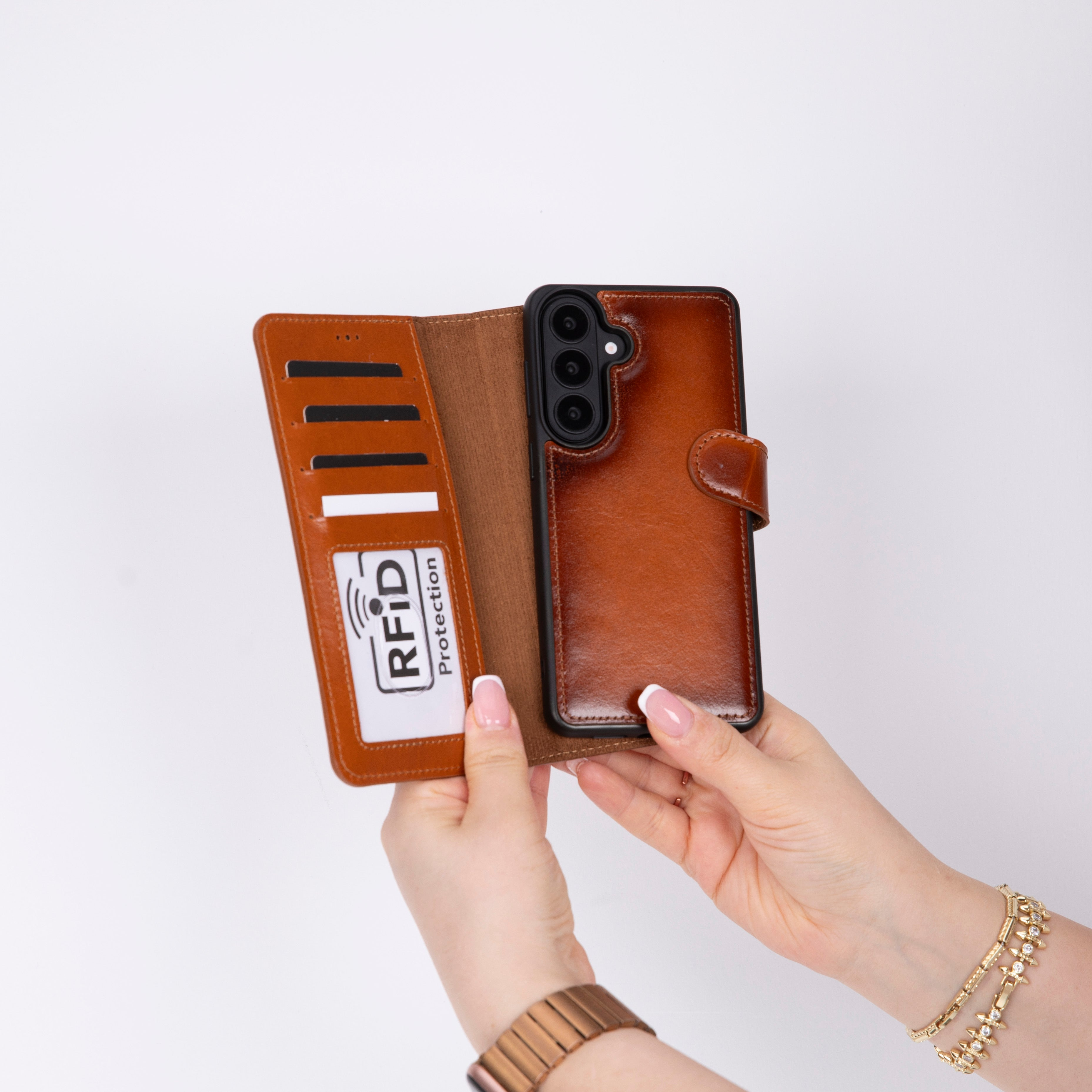 Kart yuvalı ve RFID korumalı kahverengi deri cüzdan telefon kılıfı telefon tutuyor.