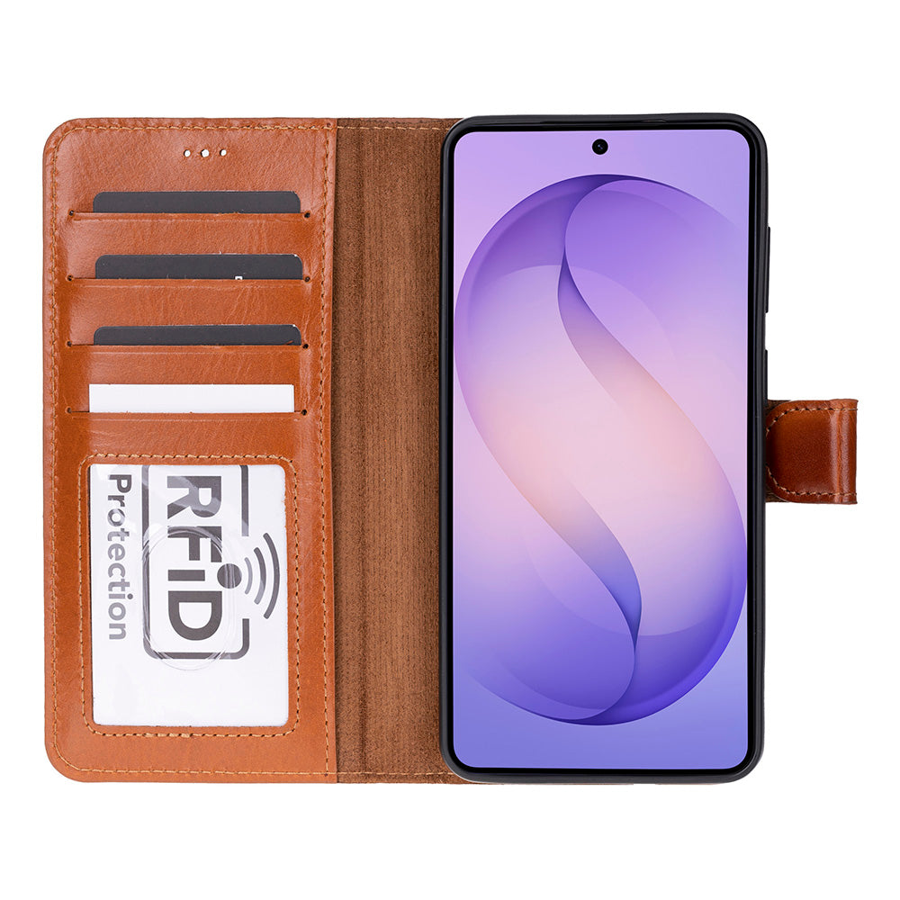 Kredi kartı yuvalı ve RFID korumalı kahverengi deri cüzdan kılıfı.